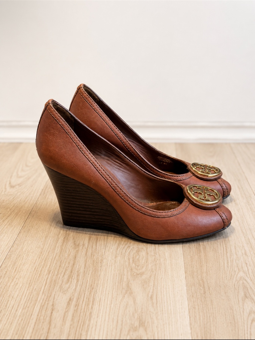 Tory Burch Benton 85MM Wedge Pumps Cognac Leather with Gold Logo